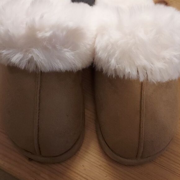 Beige fuzzy slippers slip on mule slippers hard sole  women's size M - Picture 6 of 6